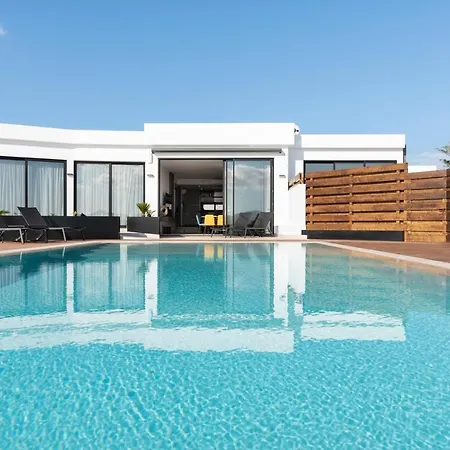Estelinas - Luxurious 5 Bedroom - Stunning Sea Views - Jacuzzi Puerto del Carmen (Lanzarote)