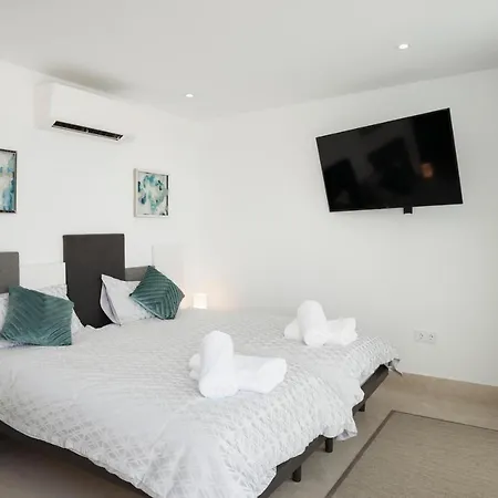 Estelinas - Luxurious 5 Bedroom - Stunning Sea Views - Jacuzzi Villa *